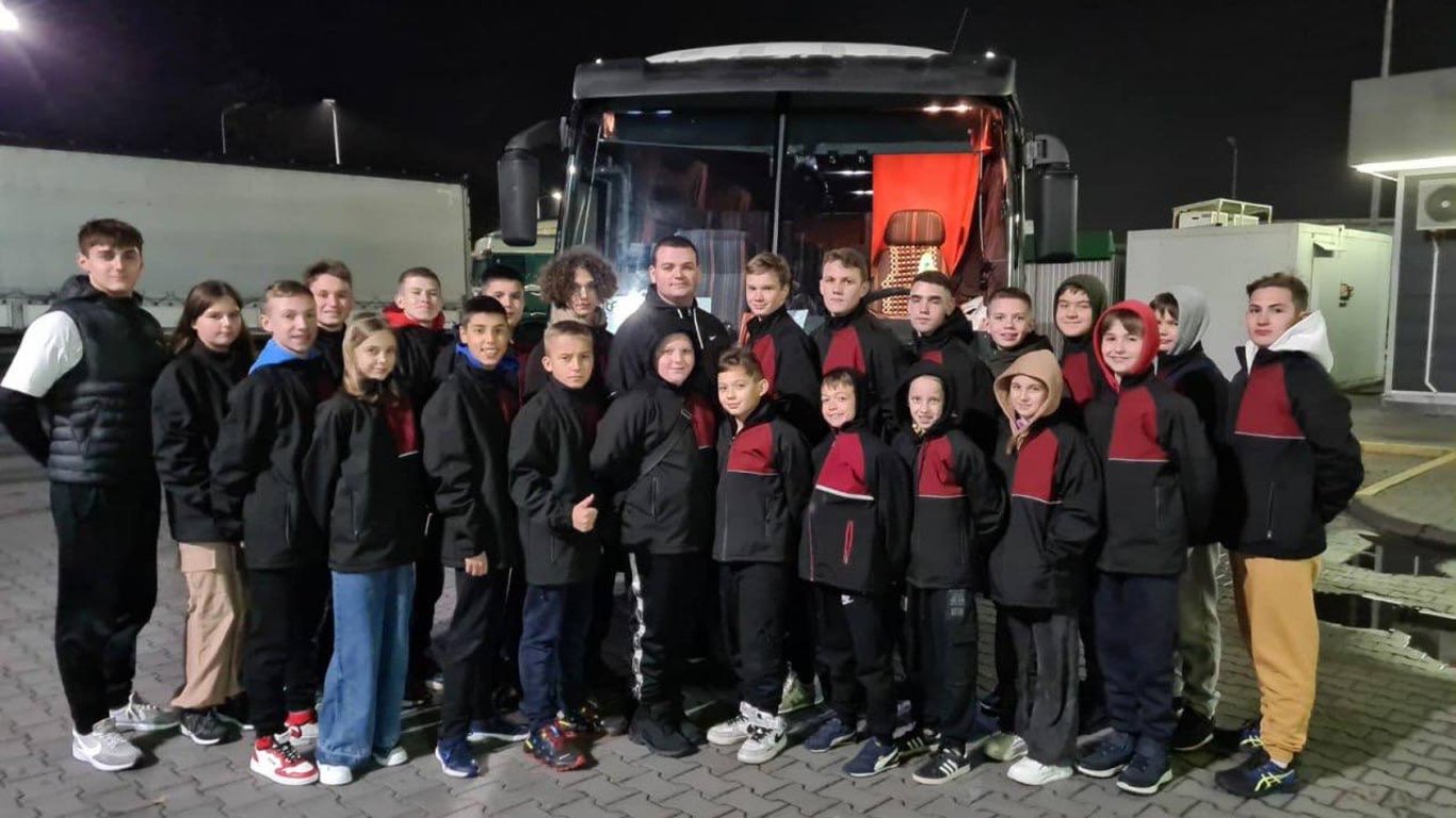 В Ужгороде военкомы забрали в ТЦК водителя автобуса, который привез детей на соревнование