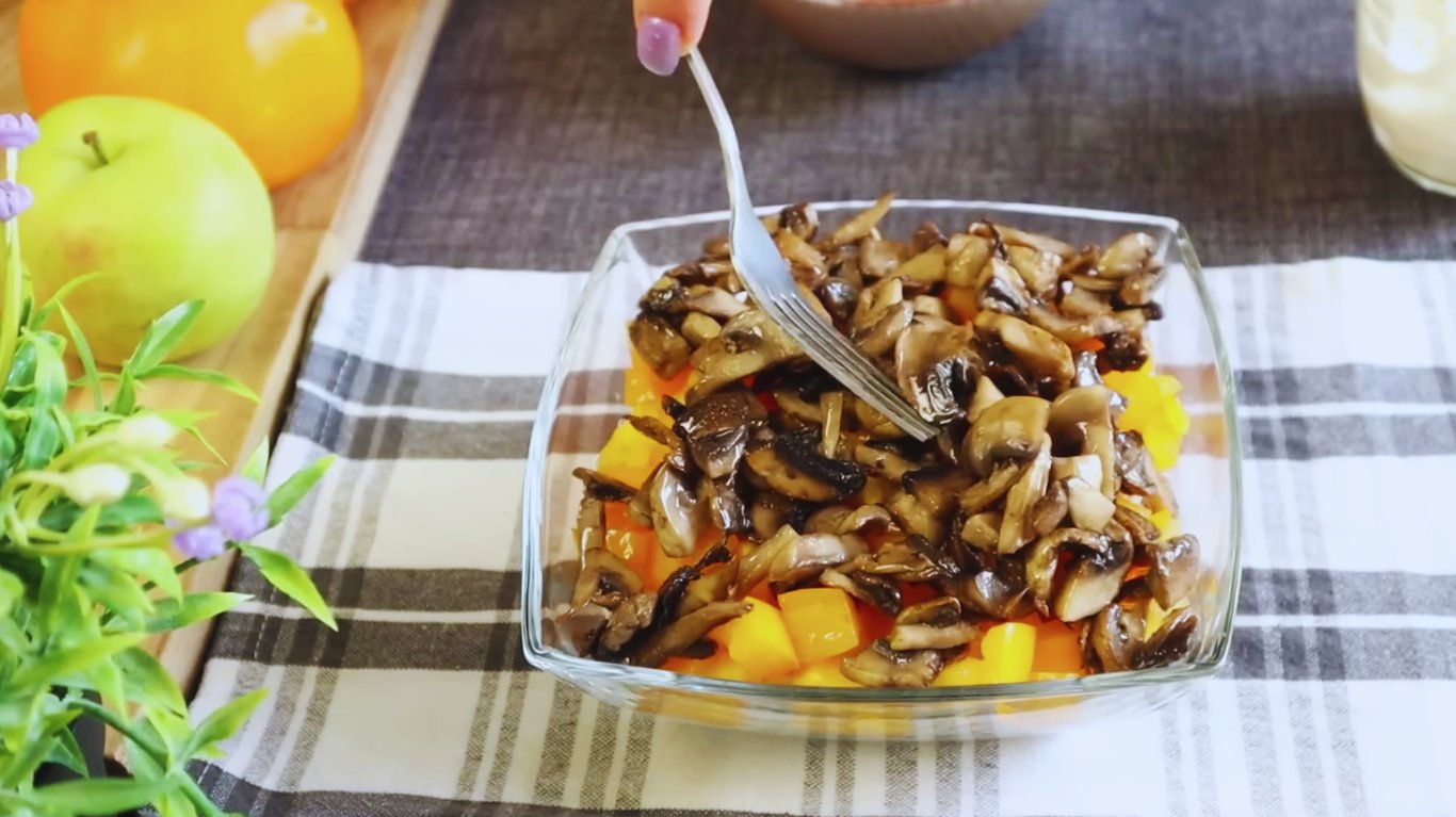 рецепт салату з куркою та грибами