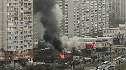 У Києві на вулиці Ахматової сталась масштабна пожежа — відео - 285x160