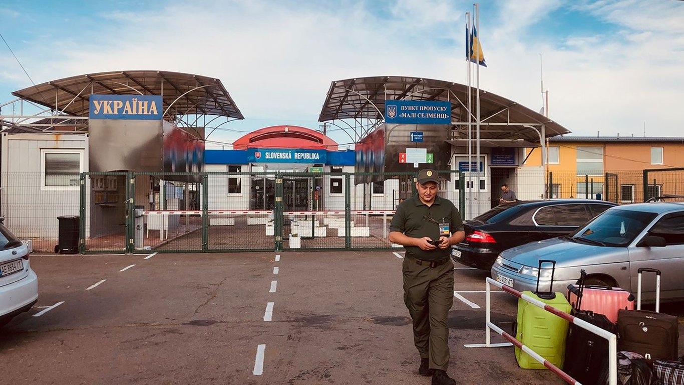 Чи можна поїхати за кордон на чужому автомобілі — відповідь МВС