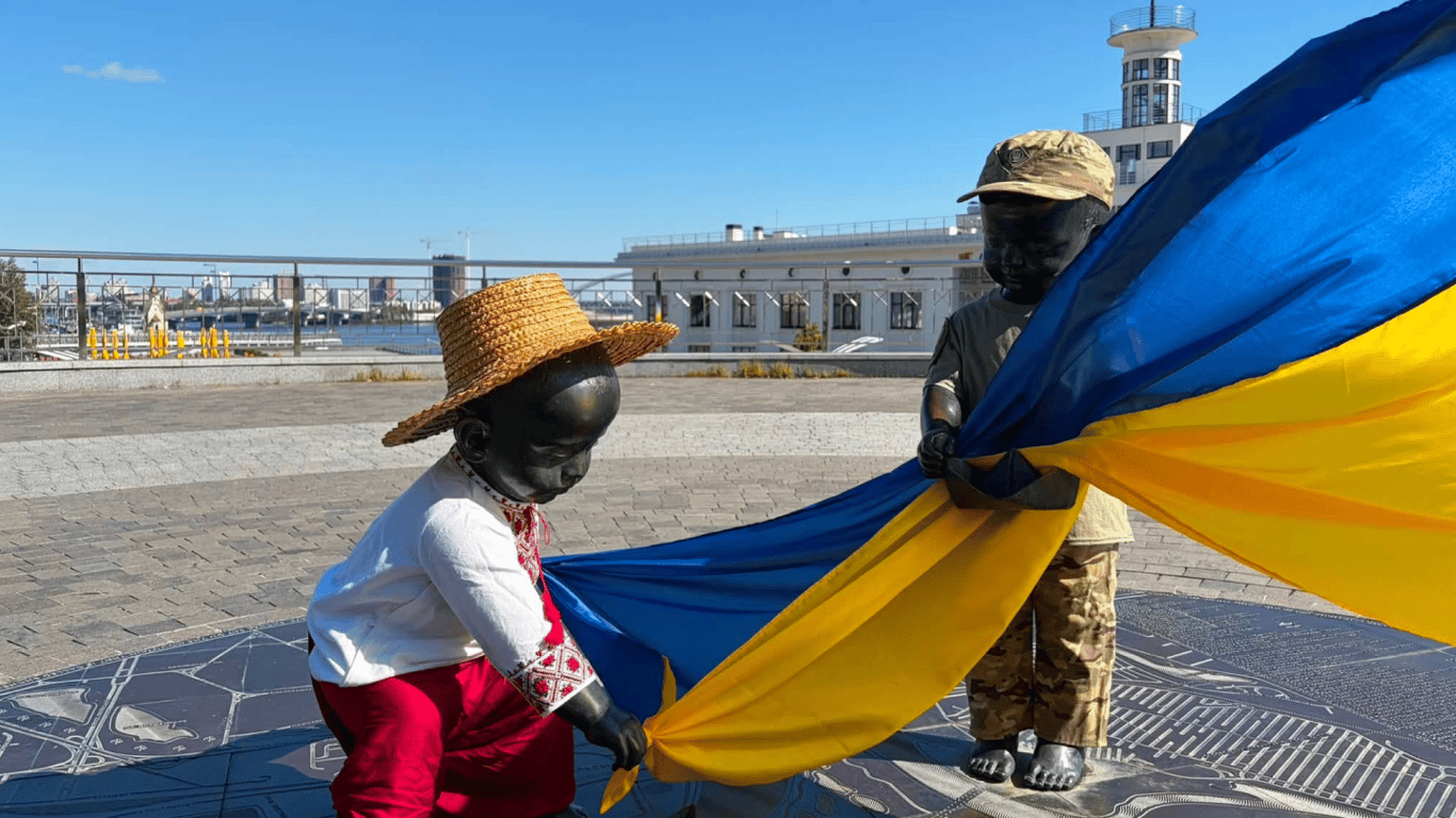 День Прапора в Києві: малюків-засновників перевдягнули