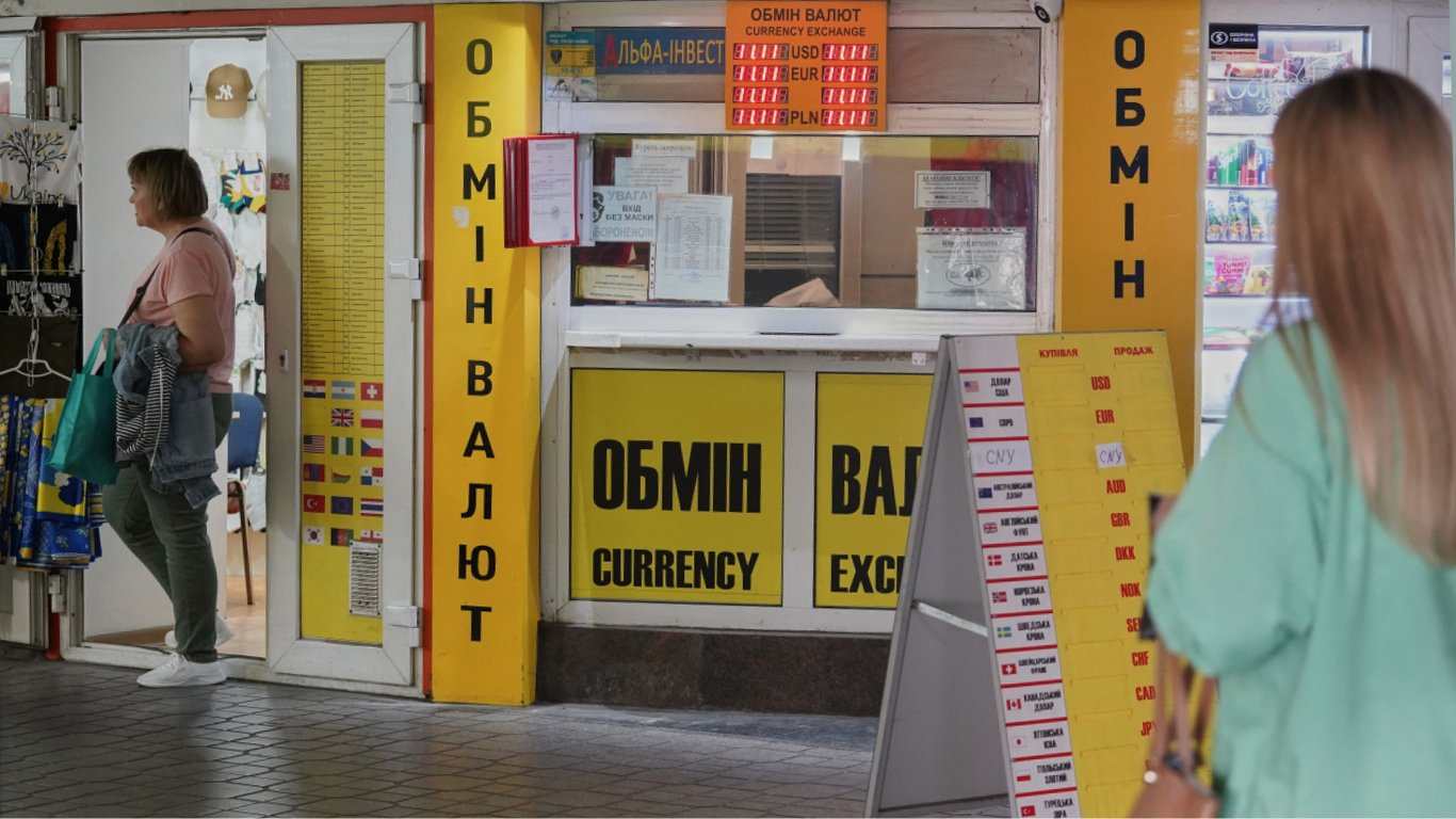 Курс валют на 13 вересня — в Україні дорожчають долар та євро