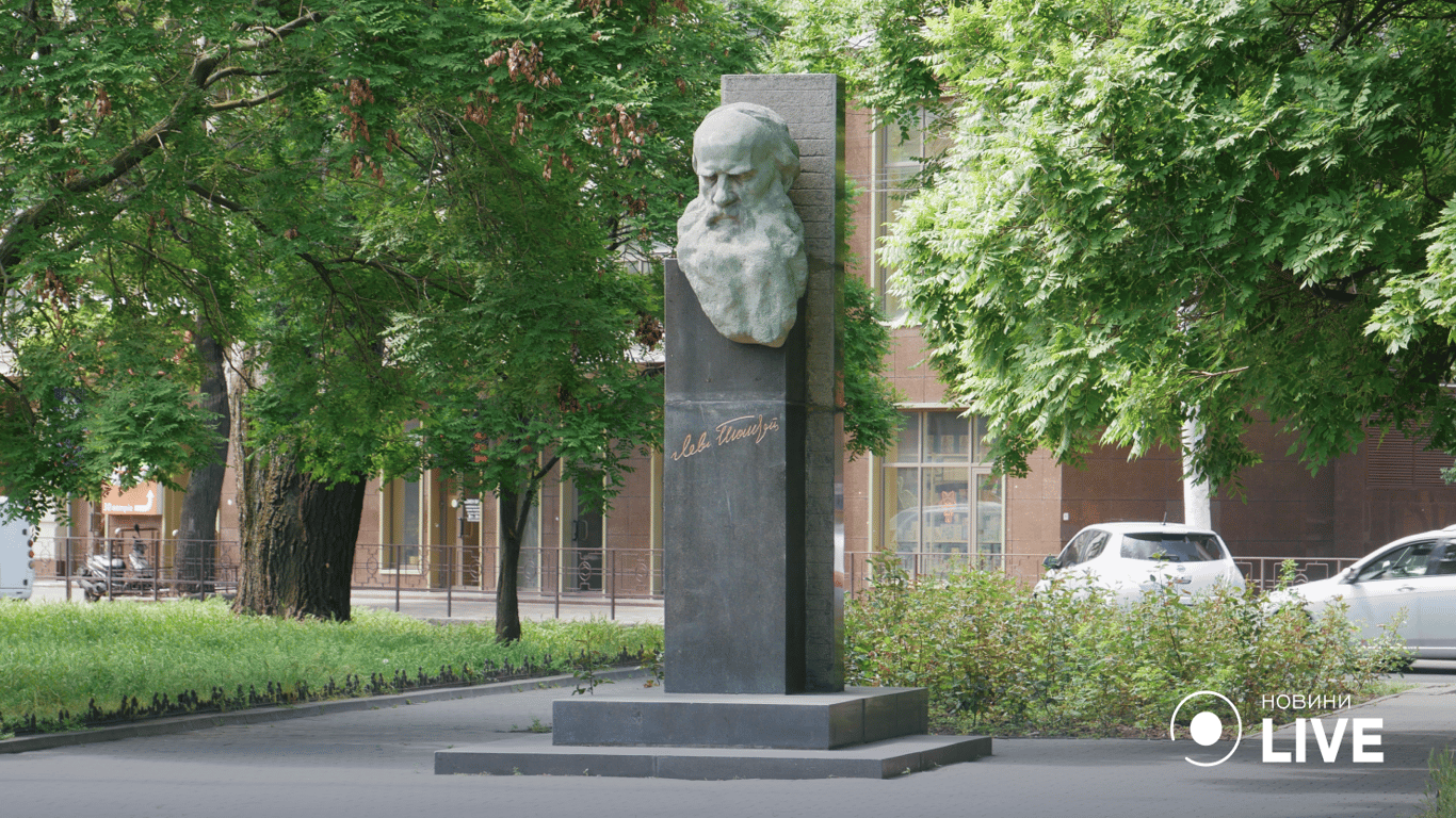Перенос памятника Льву Толстому в Одессе