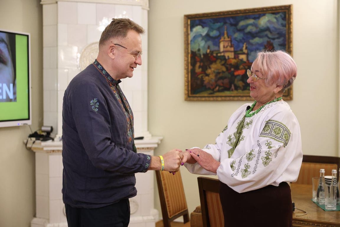 Садовий нагородив переможницю радіодиктанту