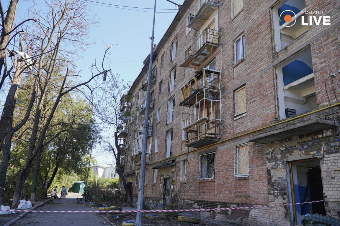 Фоторепортаж зі знищеного ракетою будинку у Києві на Сирці — яка його доля та що обіцяють мешканцям - фото 2