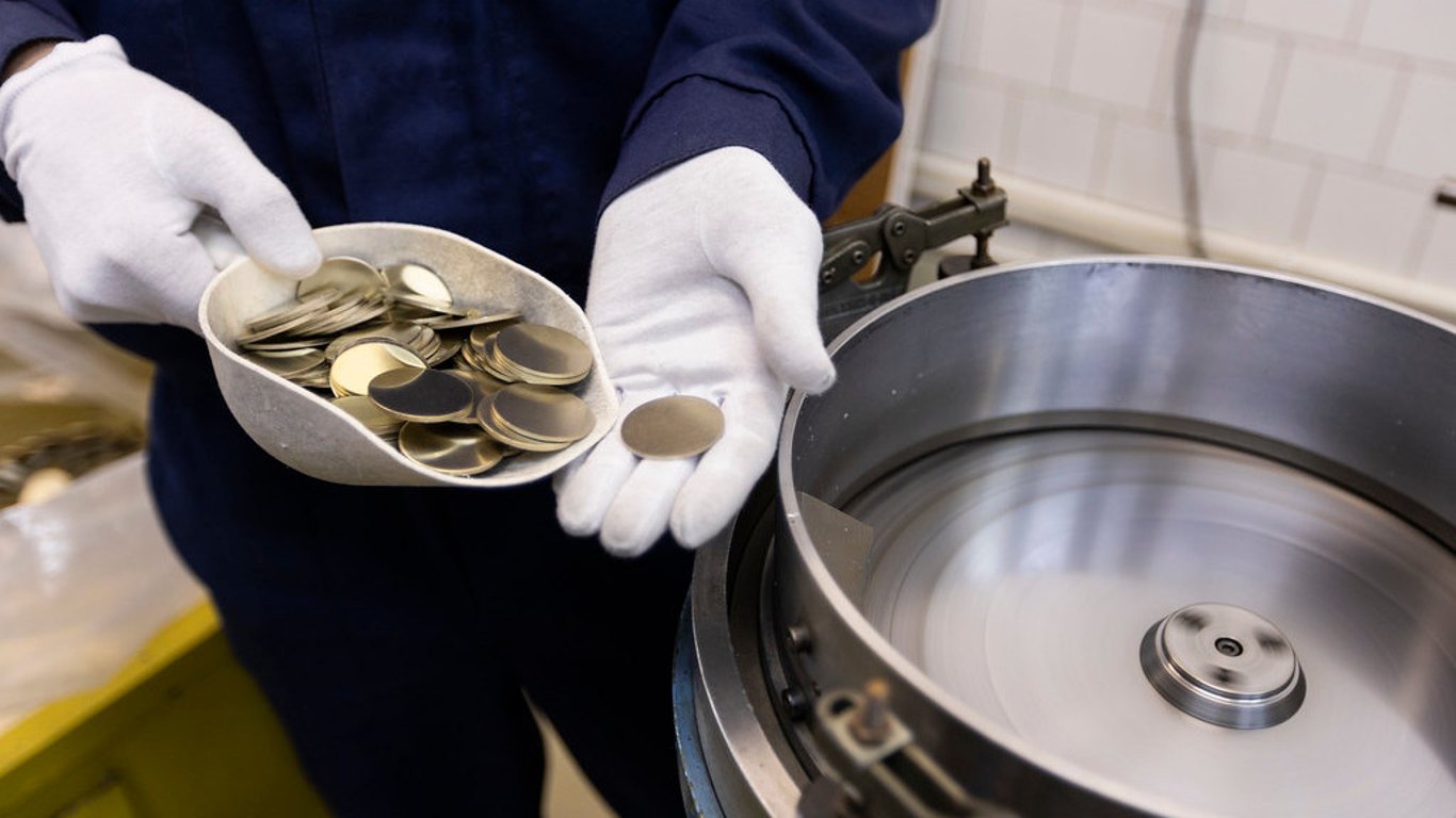 НБУ выпустил памятную монету "Чернобыль. Возрождение. Зубр": как выглядит (фото)