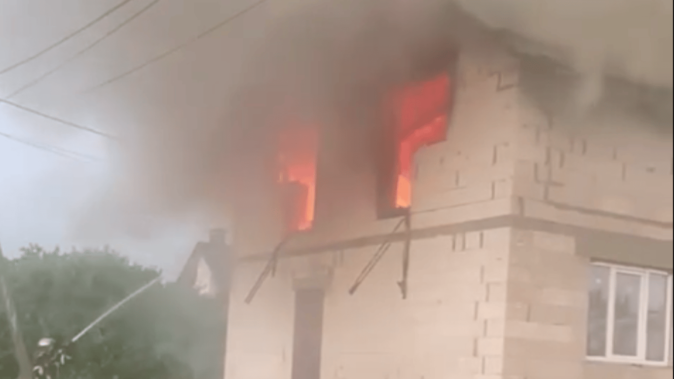 Под Киевом молния попала в жилой дом: видео