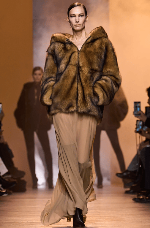 Напівпрозора максіспідниця взимку теж актуальна