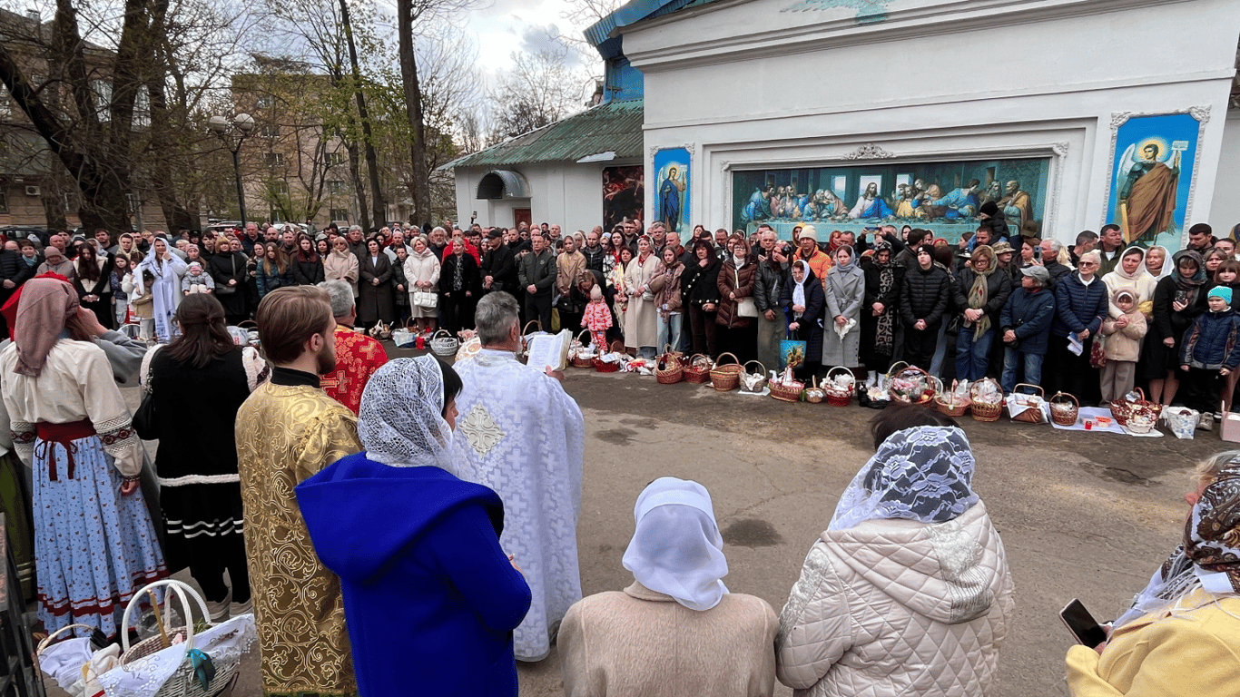 Одесса празднует Пасху: возле храмов образовались большие очереди