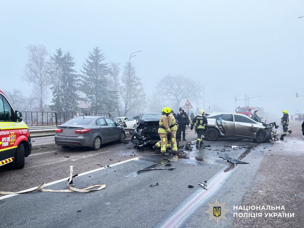 Вісім авто зіткнулись на трасі поблизу Рівного — рух перекрито - фото 4