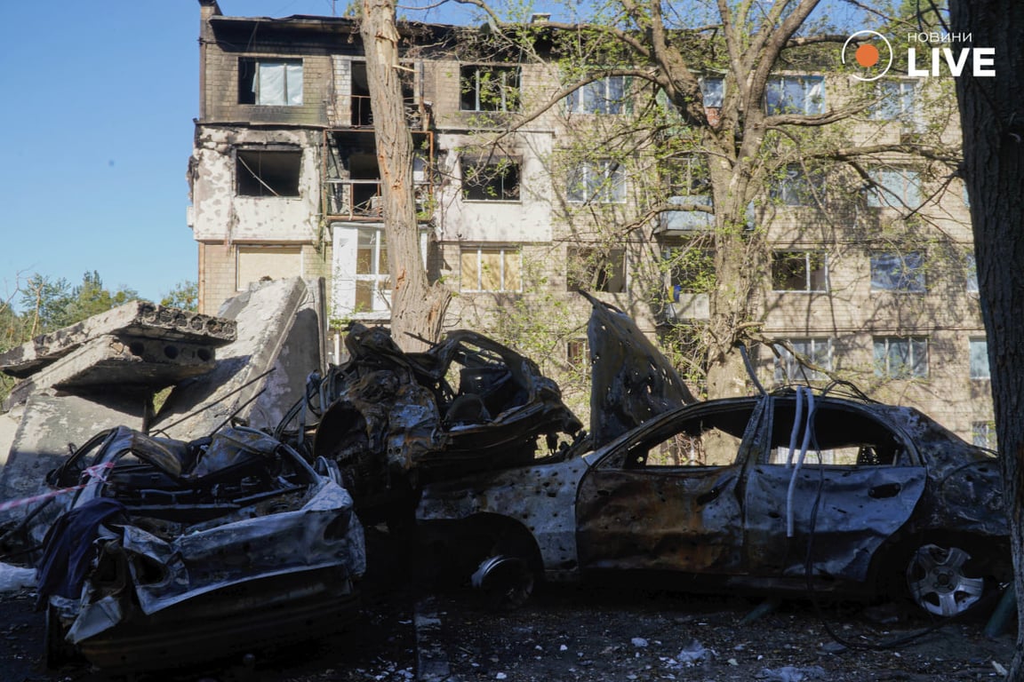 Фоторепортаж зі знищеного ракетою будинку у Києві на Сирці — яка його доля та що обіцяють мешканцям - фото 6