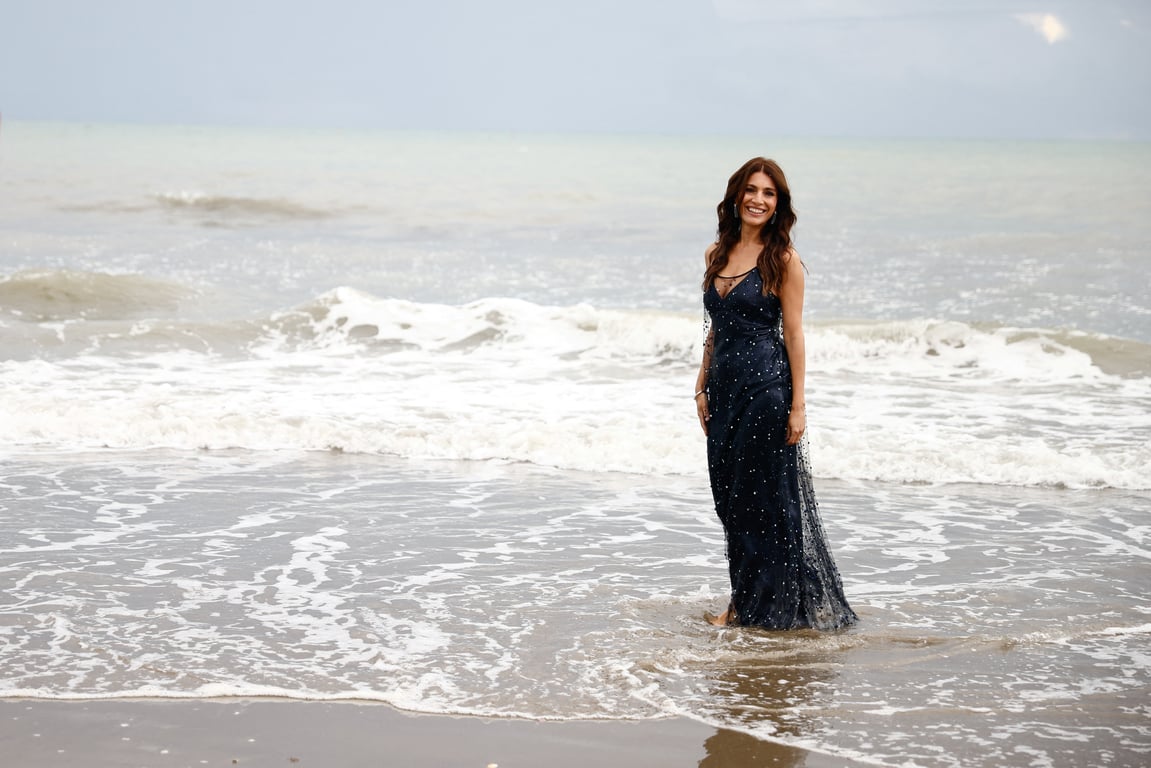 "Девушка Бонда" устроила фотосессию в море на открытии Венецианского кинофестиваля - фото 5