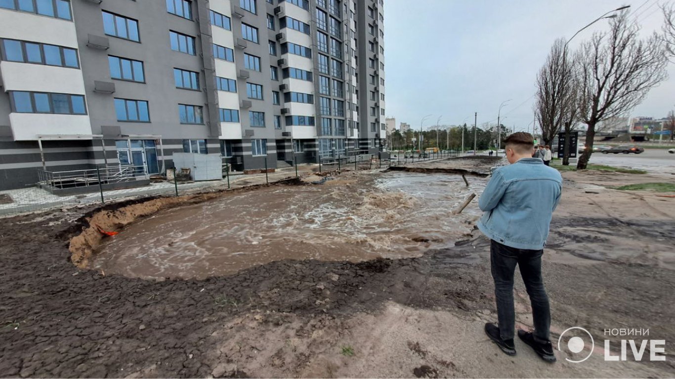 В Киеве образовался потоп: проспект залило водой, есть пробки