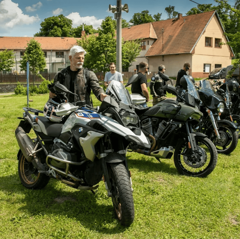 Петр Павел  та його мотоцикл. Фото: Facebook/Generál Pavel