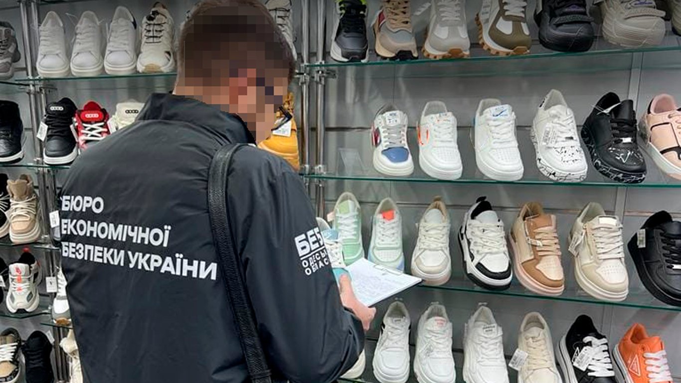 На Одещині викрили підприємців, які продавали підроблене "брендове" взуття