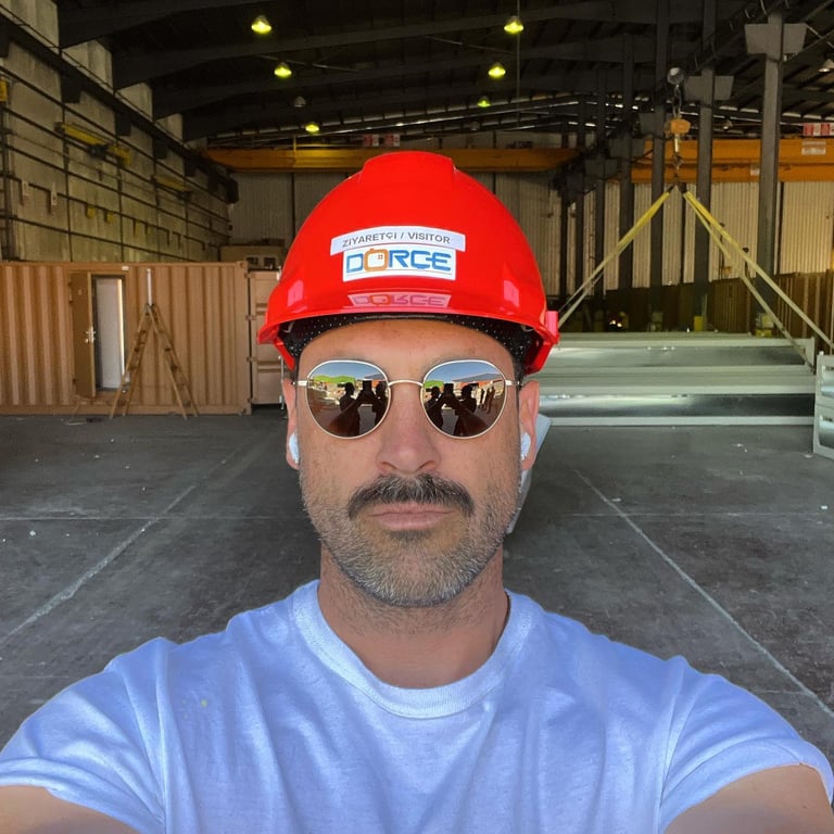 Чмерковський під час будівництва модульних будинків для переселенців