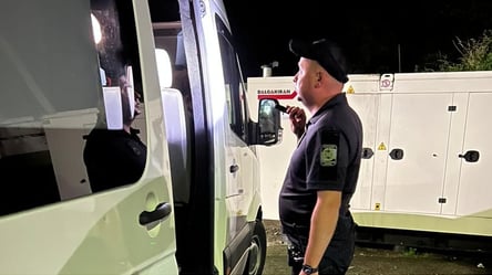 Во Львовской области пограничники изъяли у мужчины микроавтобус с сигаретами в потолке - 285x160