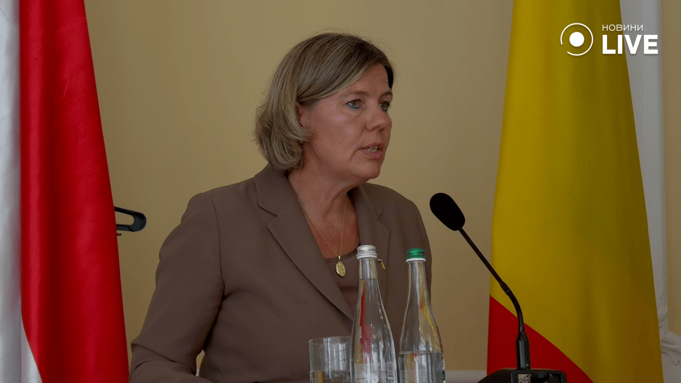 заступниця міністра закордонних справ Королівства Нідерланди Хелен Баккер на брифінгу в Одесі. 