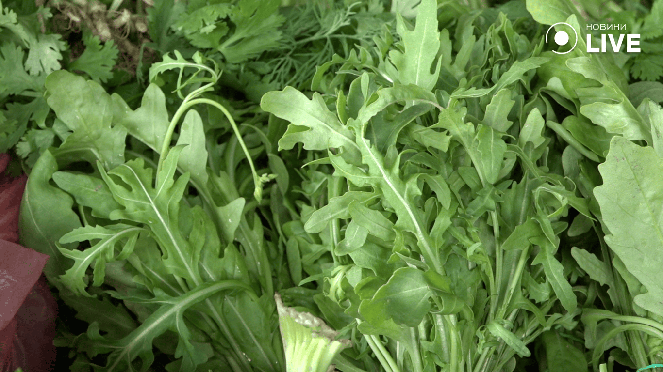 Рукола на прилавку базару 