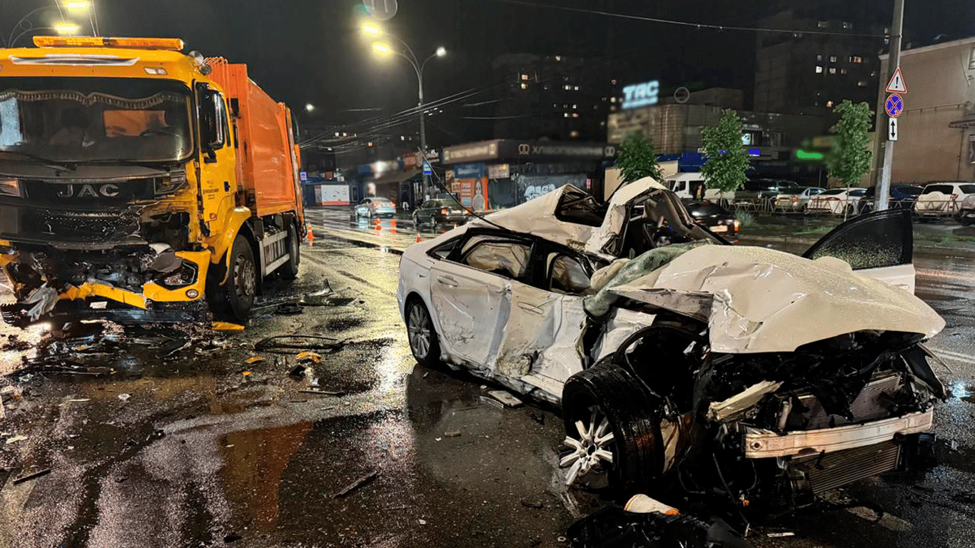 В Киеве авто столкнулось с грузовиком: пострадал водитель
