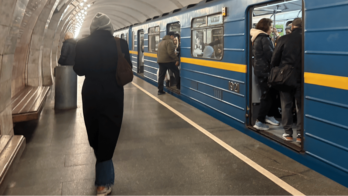 Метро Києва: як часто миють вагони та прибирають в них