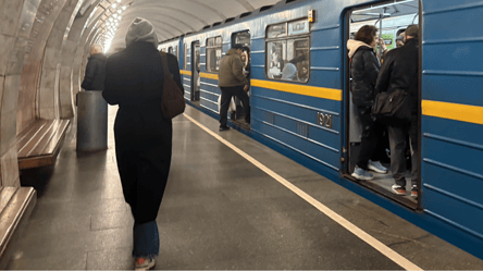 У метро Києва показали, як прибирають потяги до виходу на маршрут - 290x166