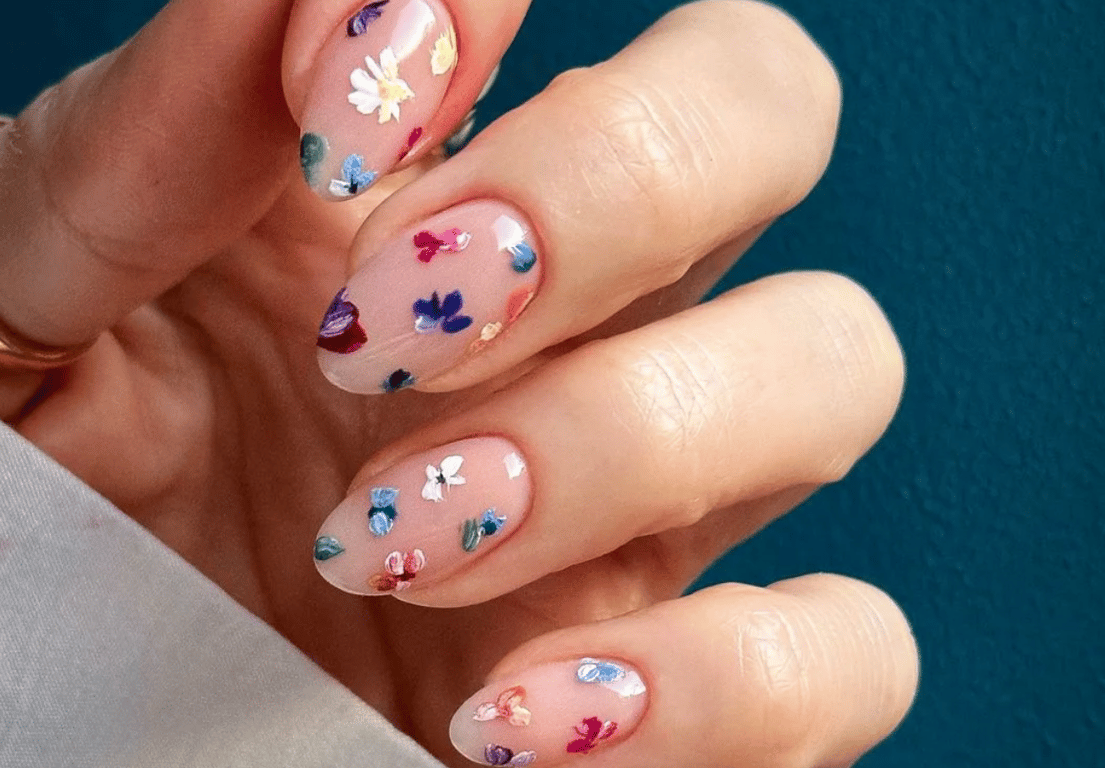 Цветочный нейл-арт на коротких ногтях
