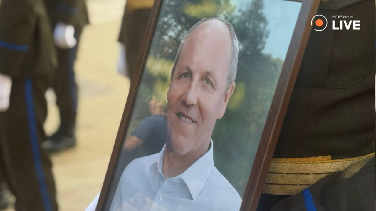 Во Львове начался парастас по Парубию — фоторепортаж - фото 2