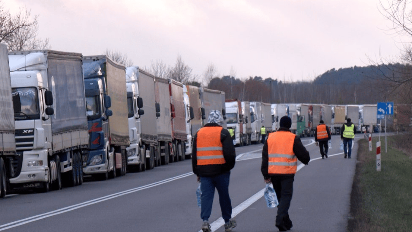 У ДПСУ розповіли про ситуацію на кордоні — скільки вантажівок в черзі