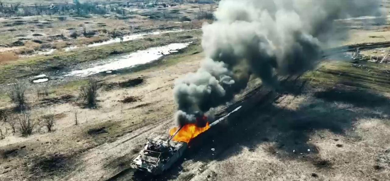 Лишилась випалена земля — військкор показав вражаючі кадри знищення російських танків Т-80