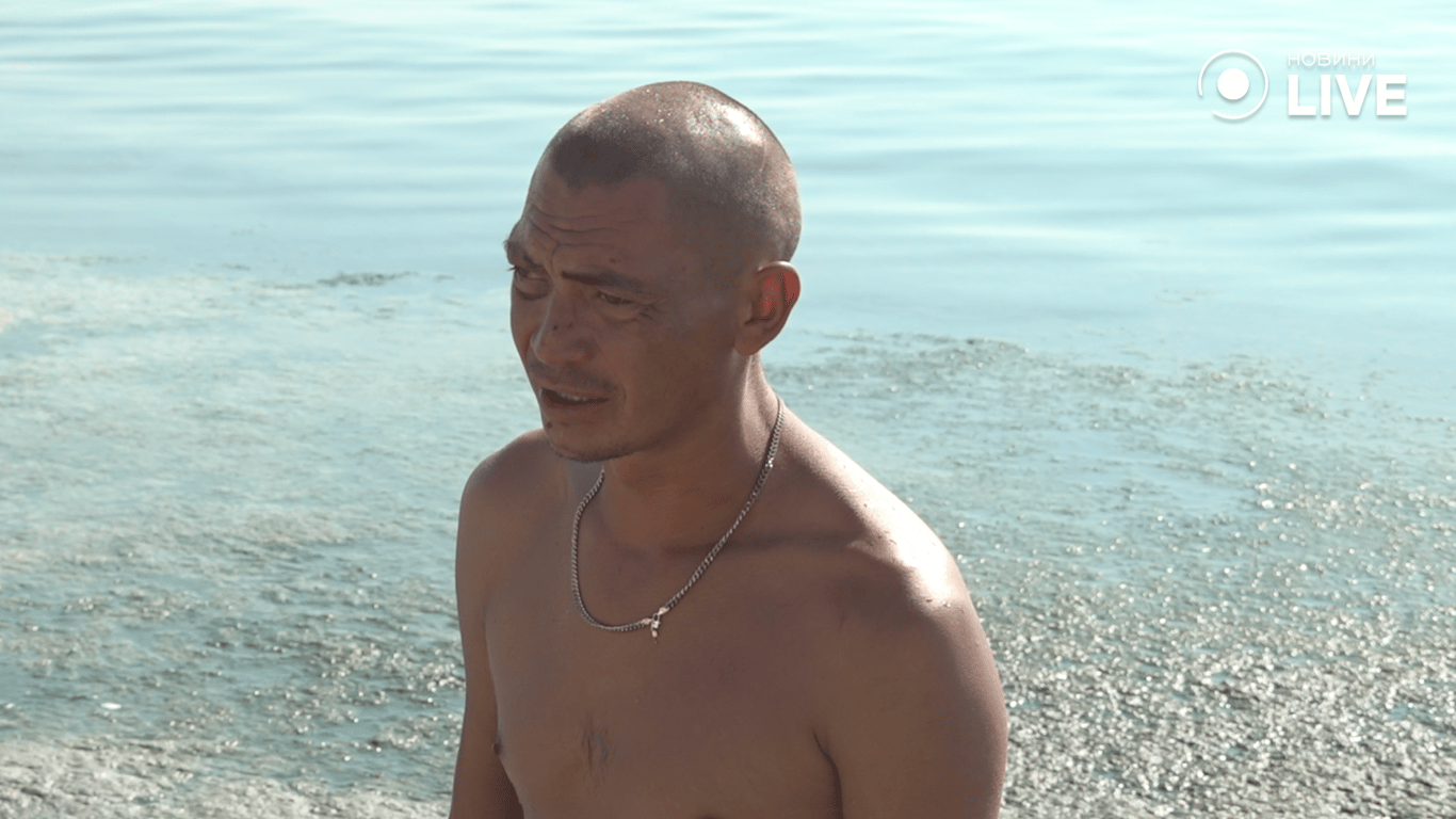 працівник, що прибирає берег Анатолій про кількість водоростей