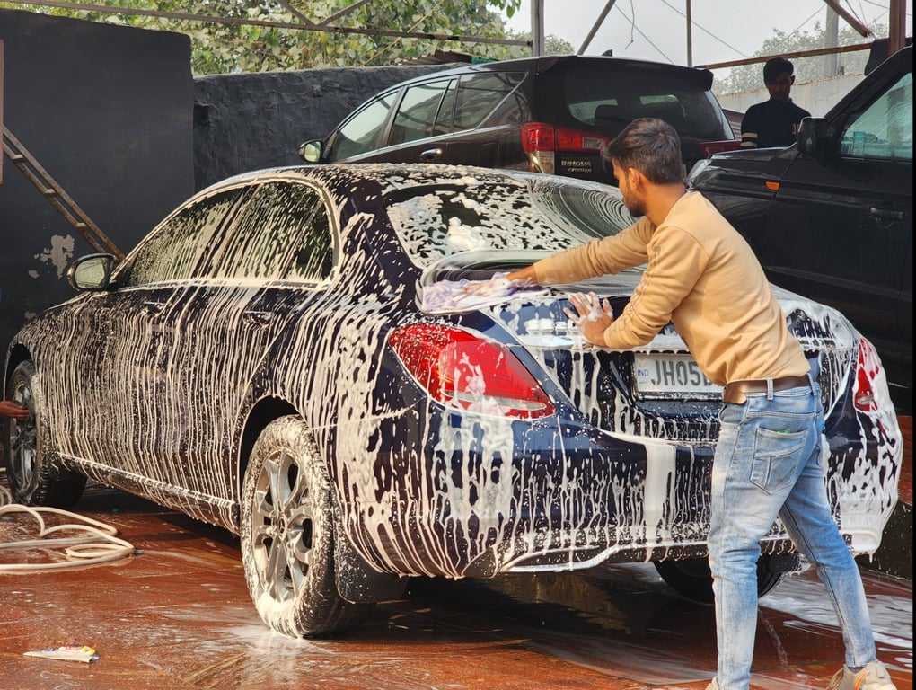 Ці поширені помилки під час миття авто можуть зіпсувати лак, кузов і навіть скло