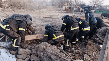 Атака России на Днепропетровщину — из-под завалов достали тело - 290x160