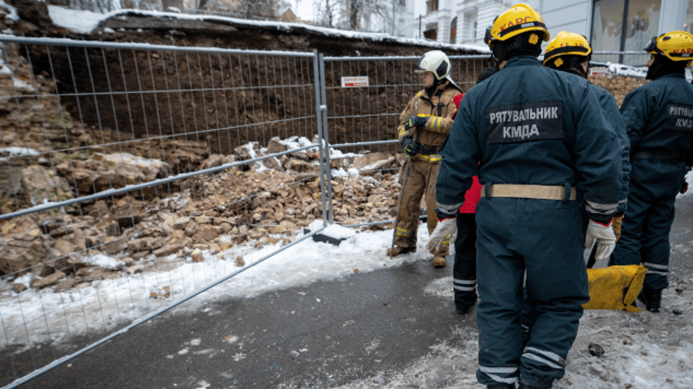 В Киеве прокуратура расследует обвал на строительстве, в результате которого погиб мужчина