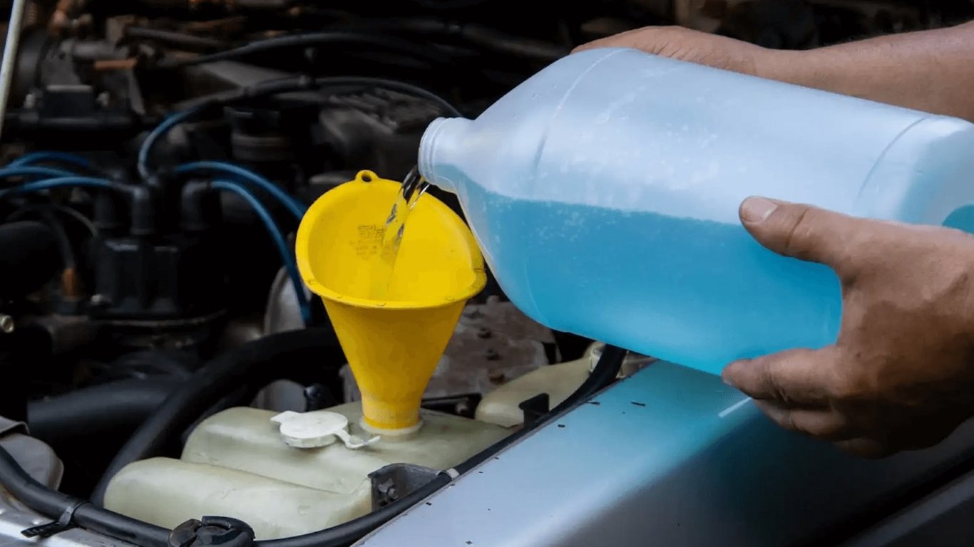 Опасный омыватель для стекла авто: никогда не используйте эту жидкость