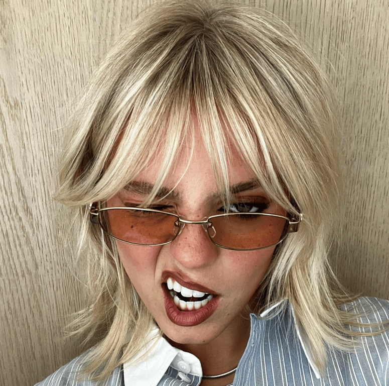 Чубчик до брів має стильний вигляд