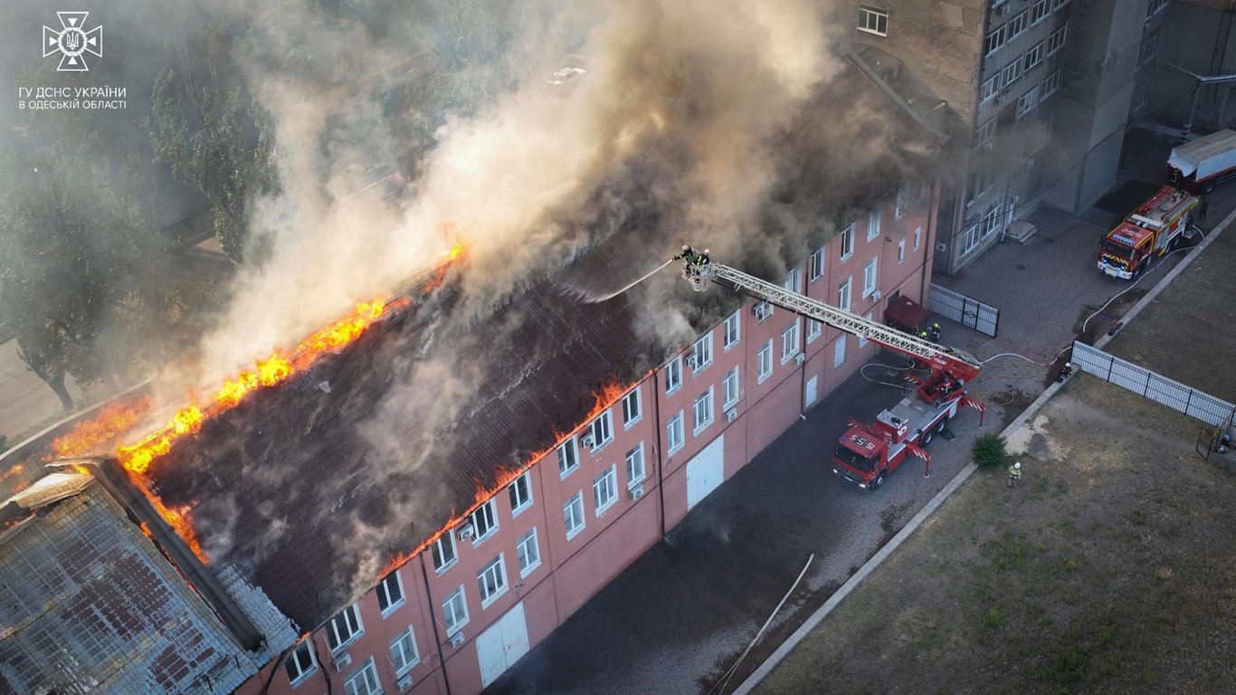 Масштабный пожар в Одессе: 70 спасателей боролись с огнем