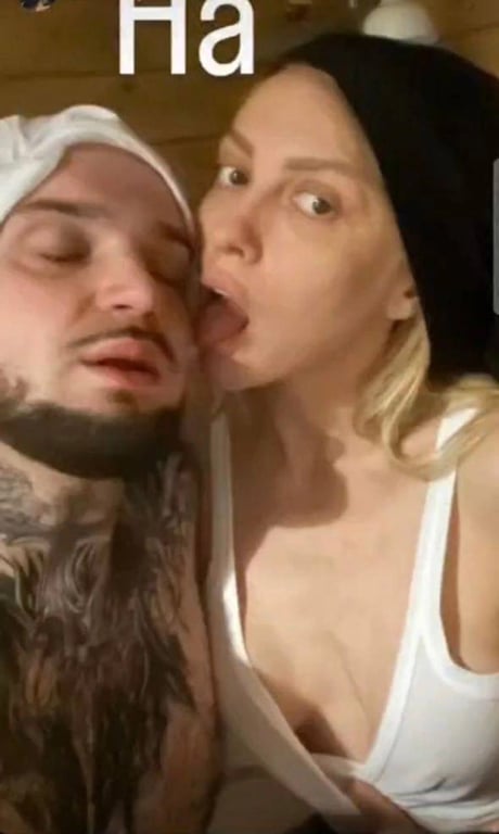 Блогер Владислав Міцкевич цілує Олю Полякову. Фото: instagram.com/mitskevychvlad/