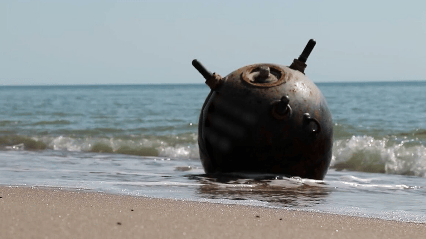В Черноморске будут взрывать мину, которую на днях вынесло на побережье