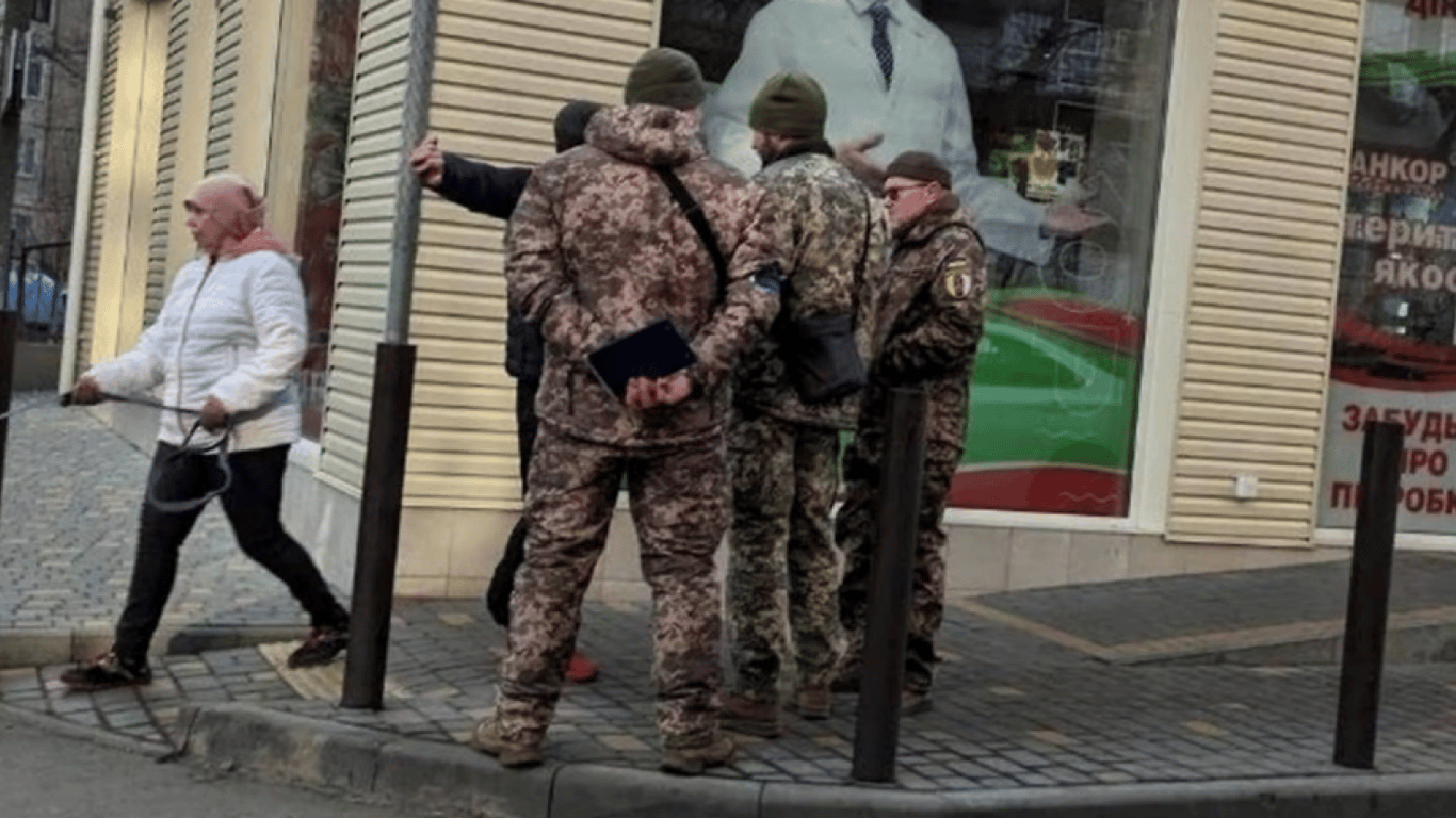 Мобилизация в Украине - одесский военкомат прокомментировал инцидент жестокого обращения с мужчиной
