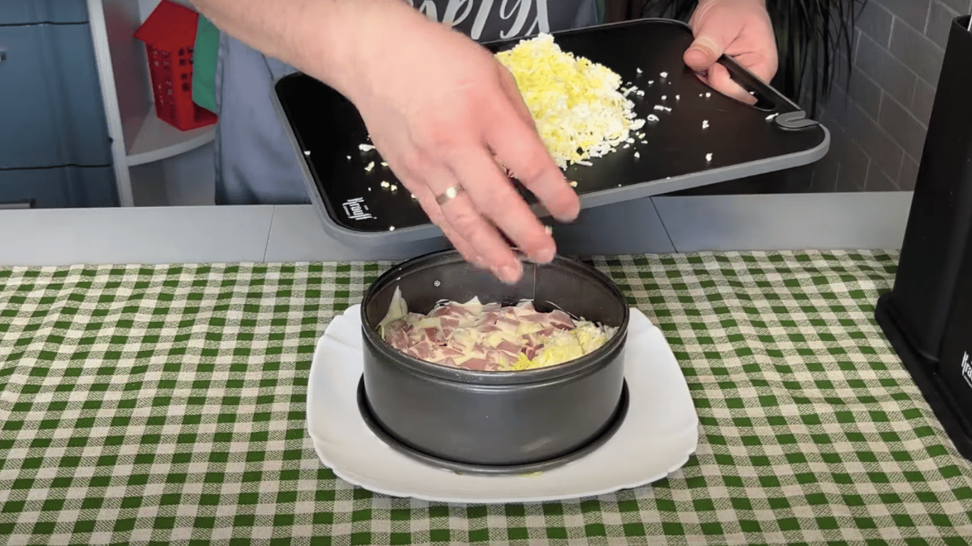 свіжий салат з ковбасою, фетою та чері