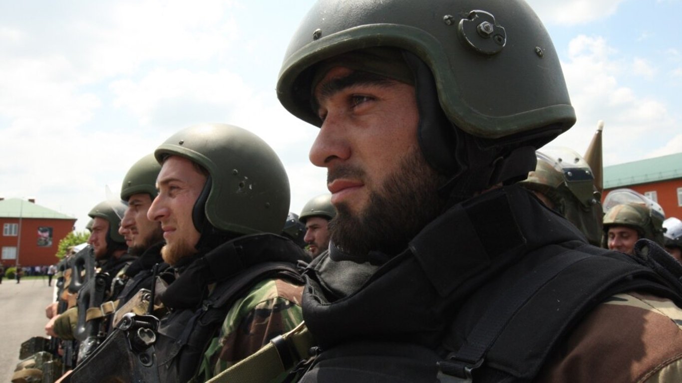 На форму чеченских солдат нанесли надпись "на Киев" - видео