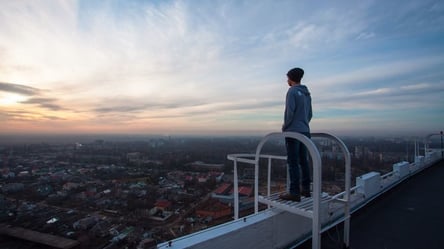 Чего не сделаешь ради популярности у TikTok: в Одессе подросток-руфер свесился с высоты 25-этажей. Видео - 285x160