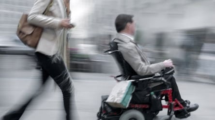 Небезпечна їзда: у Харкові по проїжджій частині їздив чоловік на інвалідному візку - 285x160