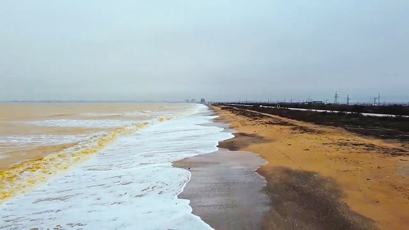 Черное море у берегов Крыма внезапно стало рыжим. Фото и видео