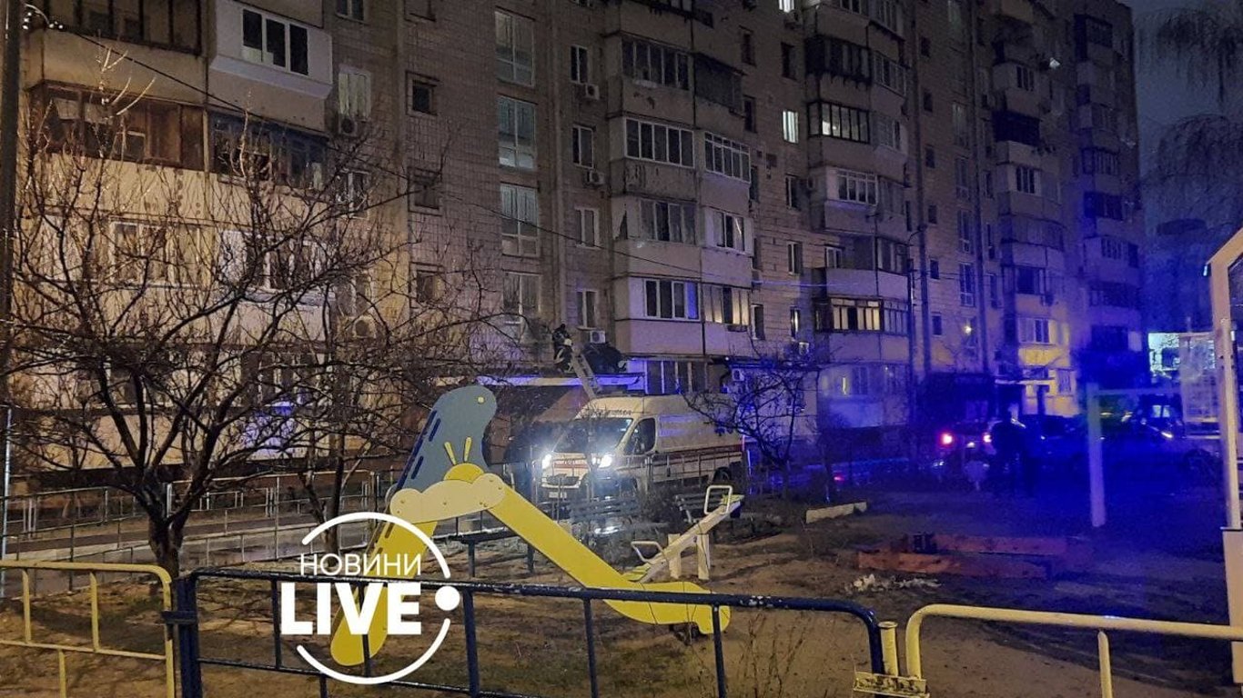 Самогубство Київ- чоловік випав з вікна на Харківському шосе- фото