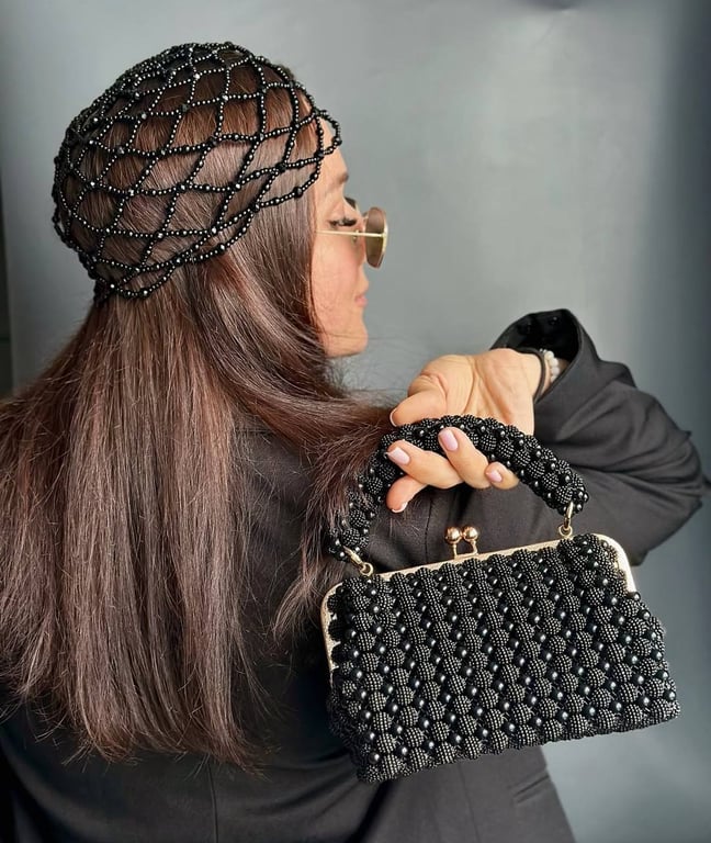 Плетені сумочки зараз носять з різним одягом