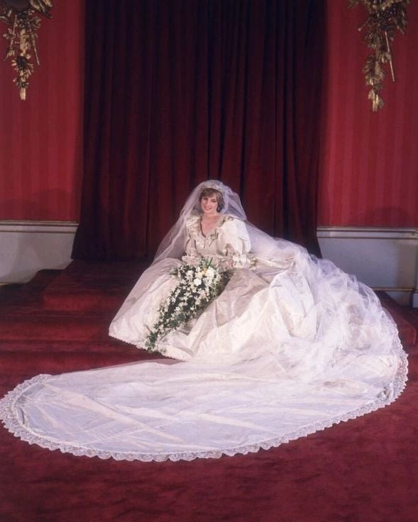 Дизайнерка весільної сукні принцеси Діани ледь не втратила свідомість під час королівського весілля - фото 2