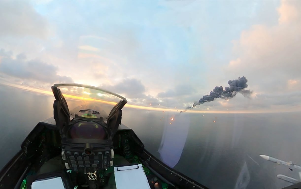  Вибух у небі над Чорним морем після запуску ракети з румунського F-16