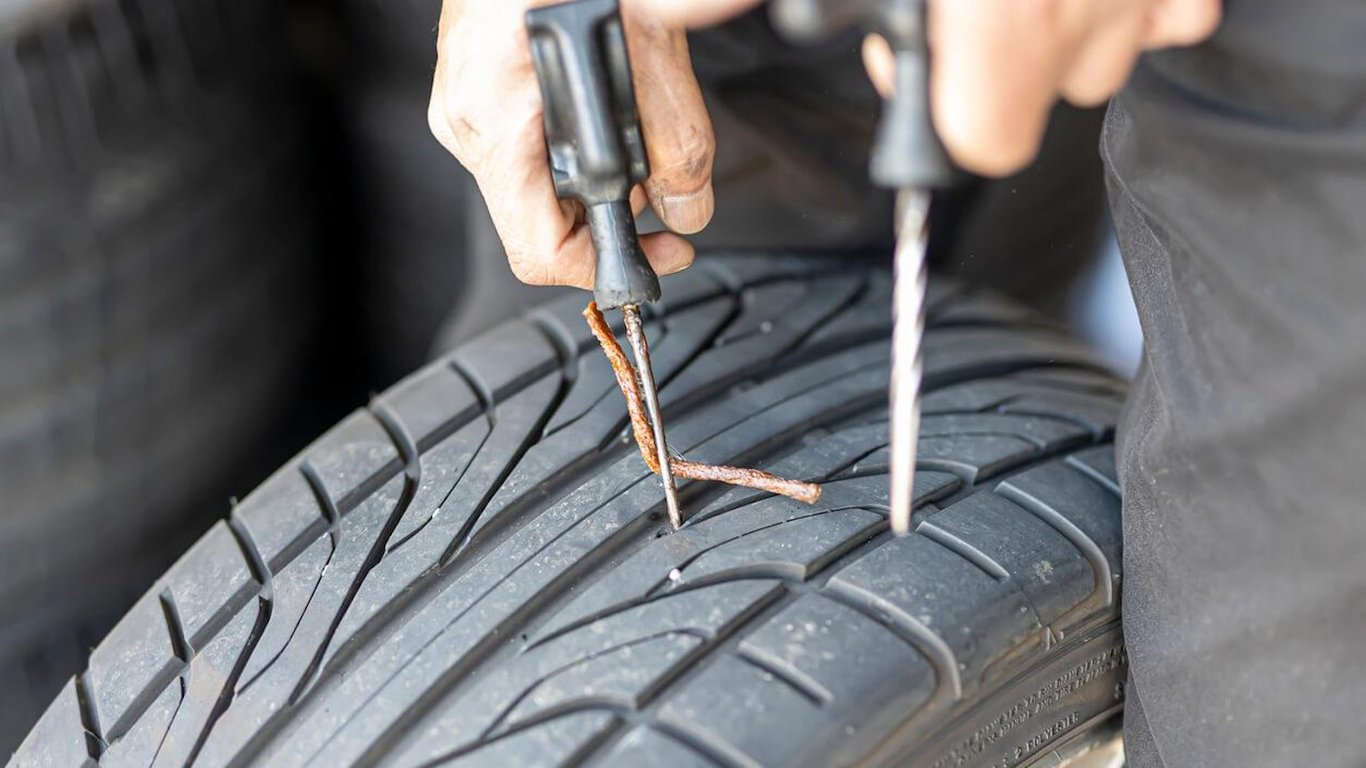 Найкращі та найгірші способи ремонту пробитої шини авто